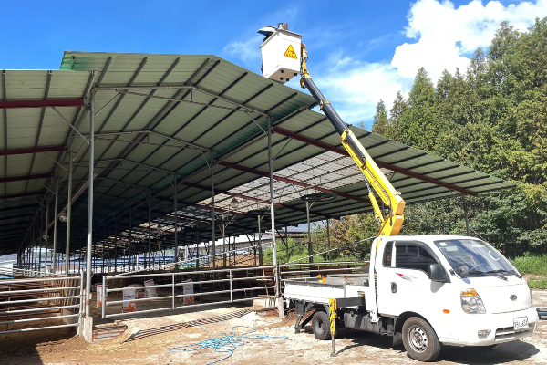 축사 위 태양광 청소를 위한 스카이차